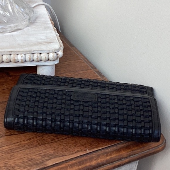 The Sak Black Woven wallet - Picture 9 of 16